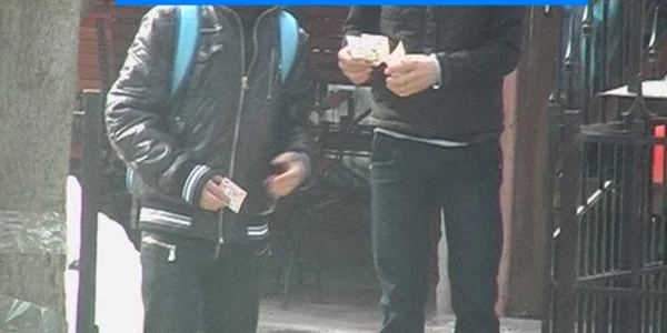 Elev prins in flagrant in timp ce pretindea bani de la alti copii de scoala