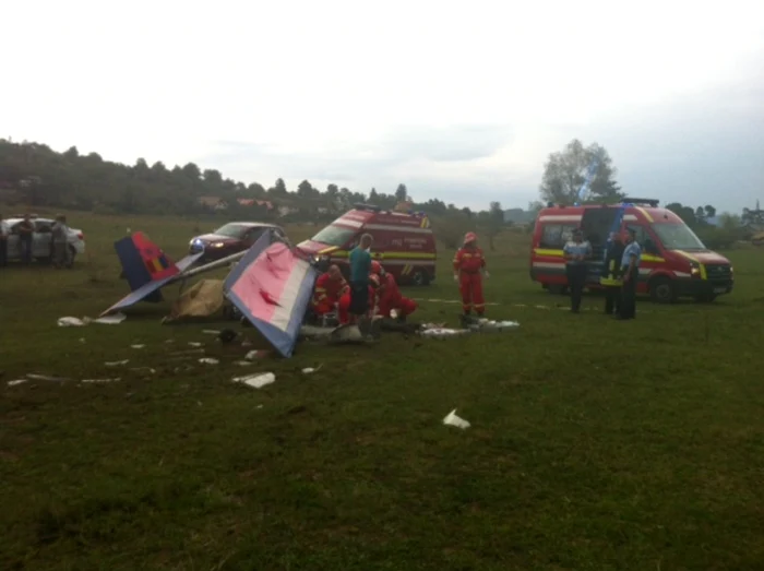 Avionul s-a prăbuşit pe păşunea localităţii. FOTO: Adevarul