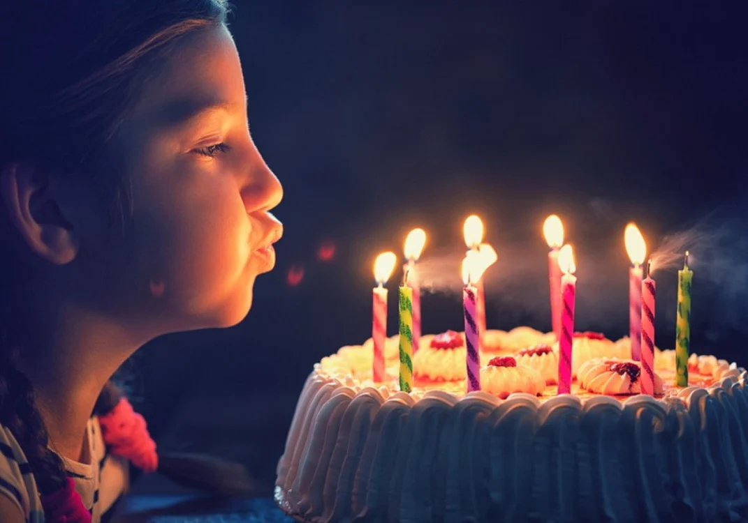 Copil suflând în lumânări FOTO: wetakethecake.com