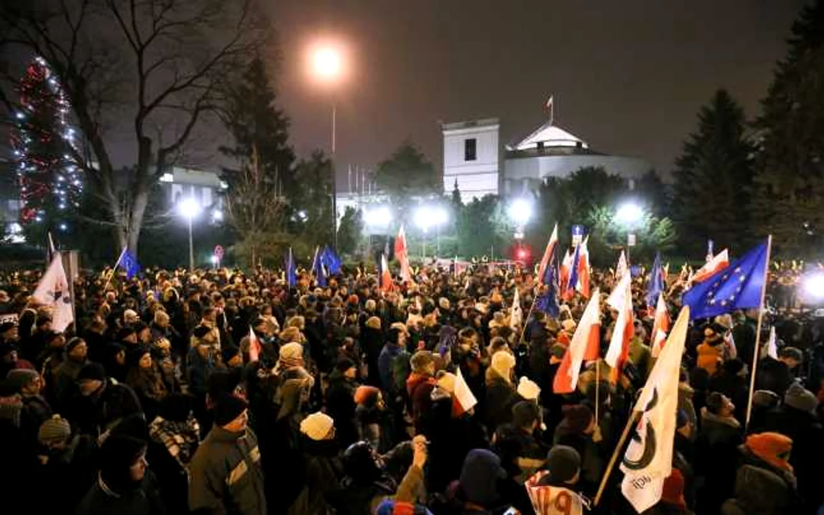 Reformele promovate de Partidul Lege şi Justiţie aflat la guvernare în Polonia a scos în repetate rânduri oamenii în stradă, manifestanţii acuzând că nu se respectă standardele statului de drept Foto: EPA