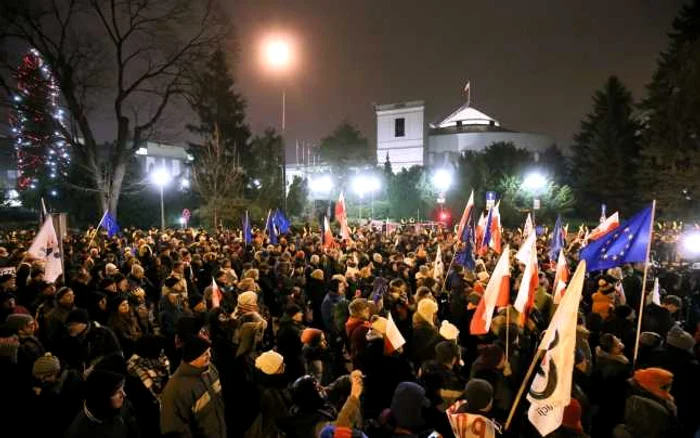 Reformele promovate de Partidul Lege şi Justiţie aflat la guvernare în Polonia a scos în repetate rânduri oamenii în stradă, manifestanţii acuzând că nu se respectă standardele statului de drept Foto: EPA