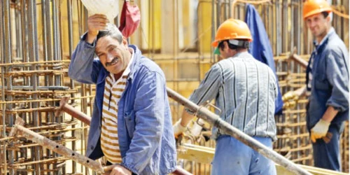 Pe angajaţii români îi aşteaptă vremuri grele după testele de pe şantiere