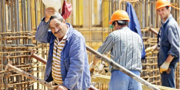 Pe angajaţii români îi aşteaptă vremuri grele după testele de pe şantiere
