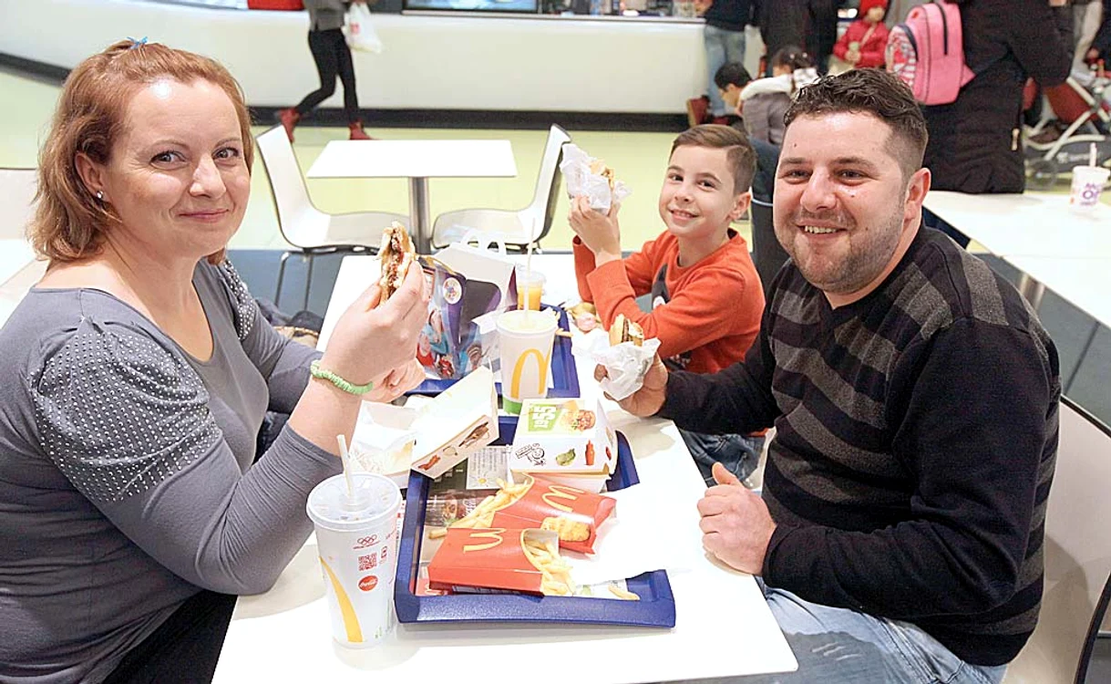 
    Flori, Răzvan şi Nicolas  au luat prânzul la fast foodFotografii: Sever Gheorghe   