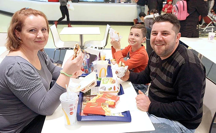 
    Flori, Răzvan şi Nicolas  au luat prânzul la fast foodFotografii: Sever Gheorghe   