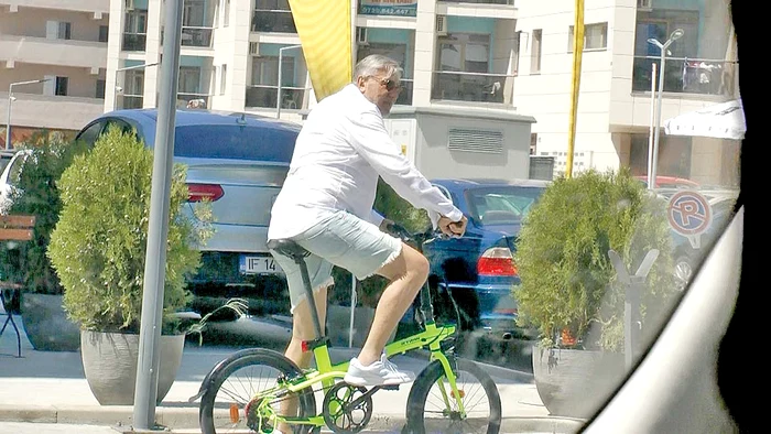 Pentru că are permisul suspendat, Nasty și-a luat bicicletă