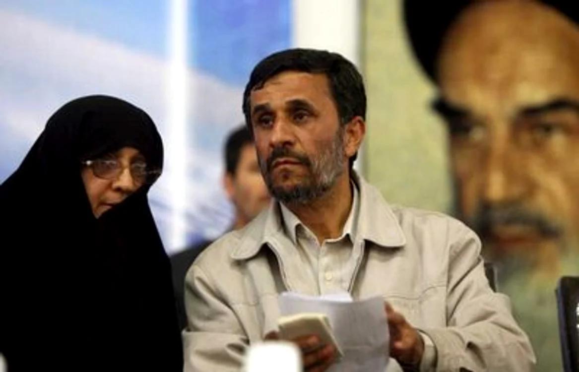
    Azam al-Sadat Farahi alături de soţul ei Mahmoud Ahmadinejad  