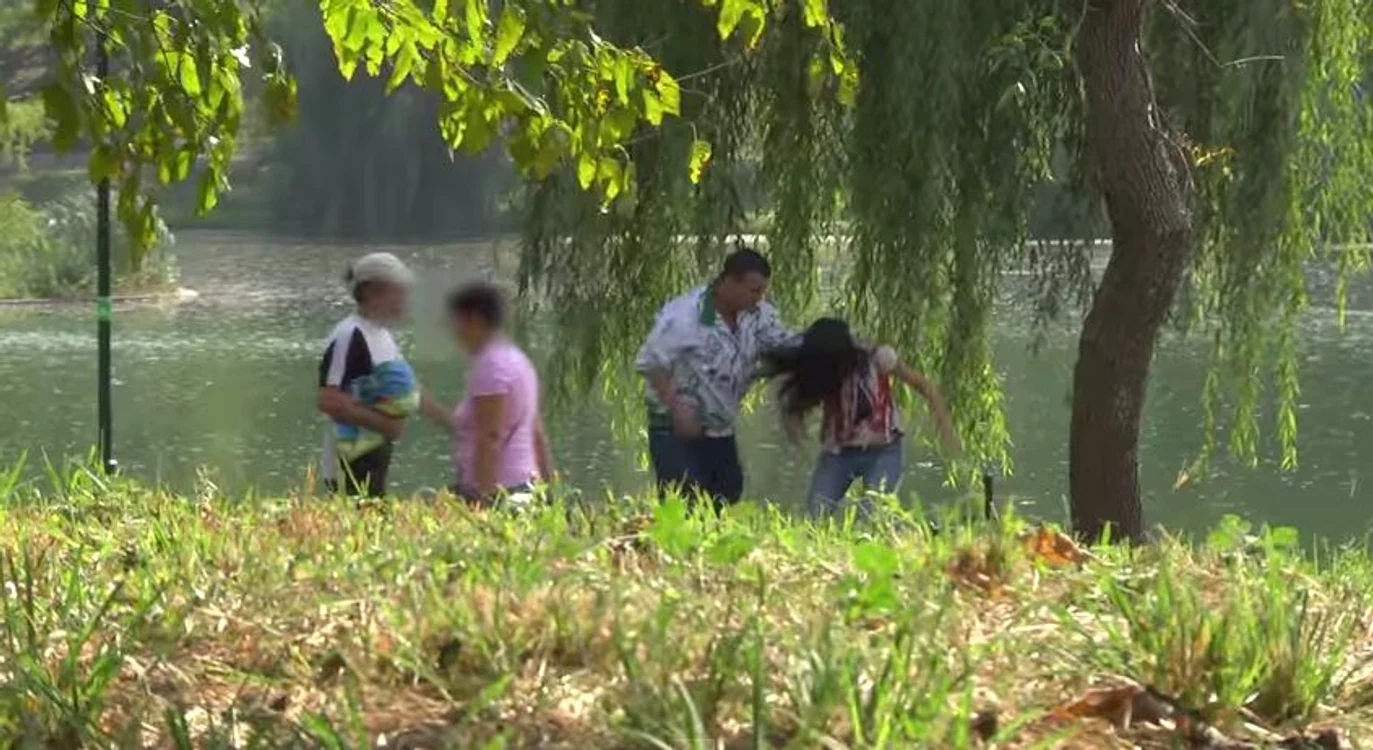 Trecătorii nu sunt dispuşi să intervină pentru aplanarea conflictuluiFoto Youtube