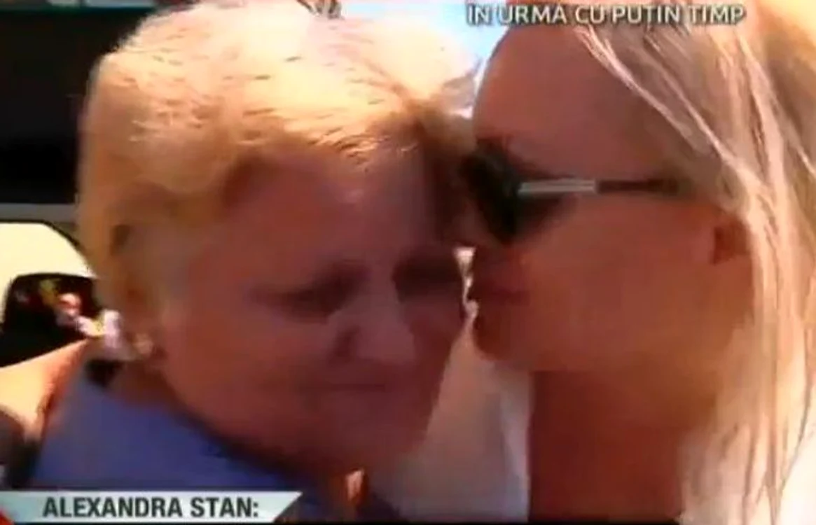 Alexandra Stan a fost întâmpinată de bunica ei în satul natal. (captură Kanal D)