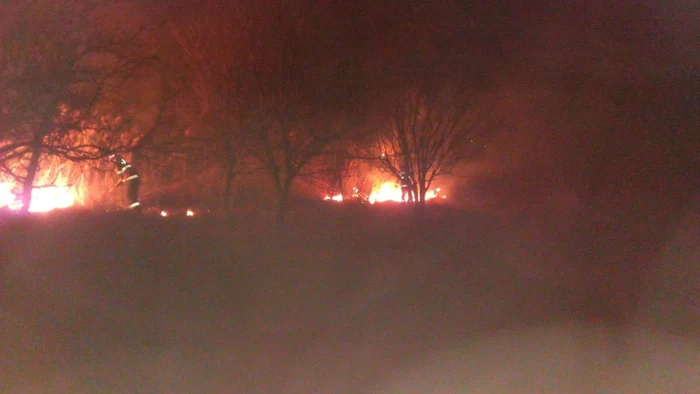Pompierii le cer sălăjenilor să nu aprindă vegetaţia uscată dacă nu au aprobare FOTO ISU Porolissum