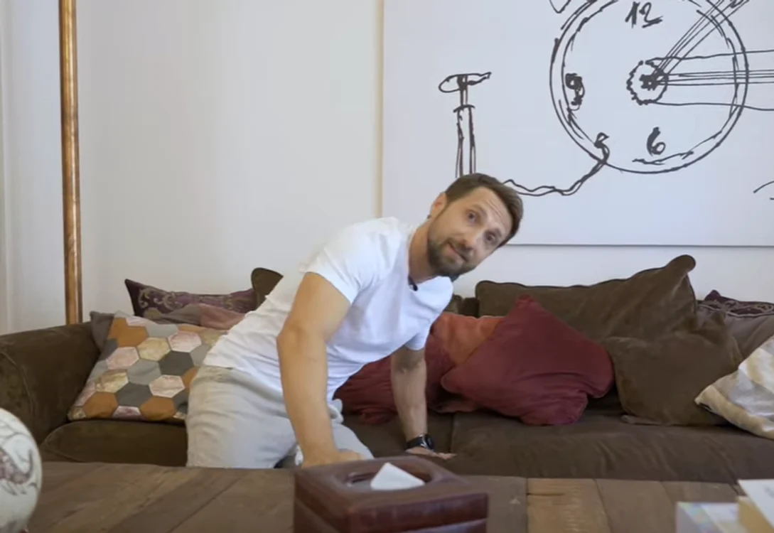 
    Livingul casei se prelungește cu o terasă generoasă, cu pergolă din lemnfoto: captură YouTube  