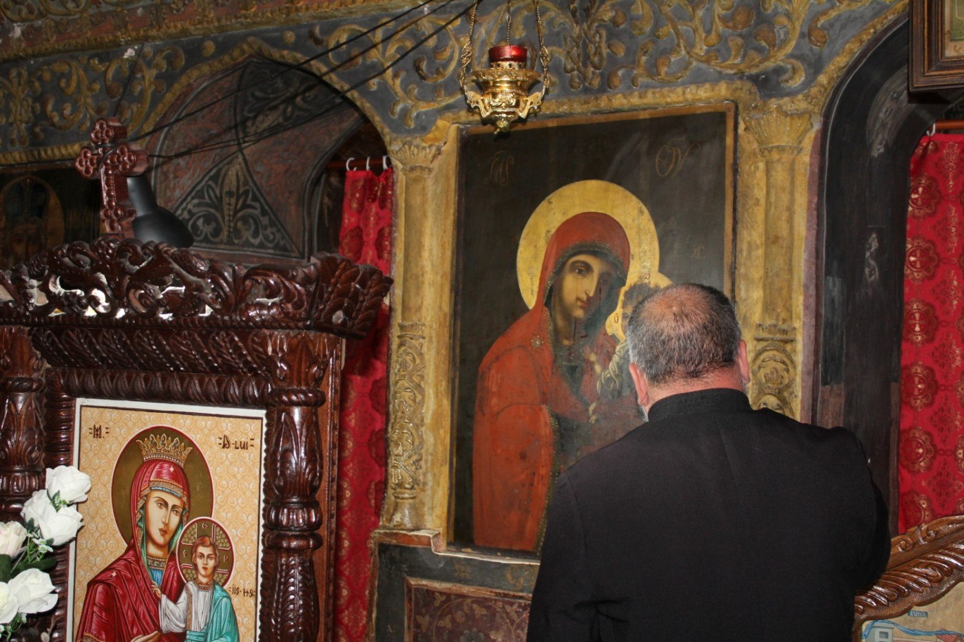 Ce s-a întâmplat cu icoana plângătoare de lângă Peştera Muierii. „Semnul  crucii poate fi observat foarte clar“ | adevarul.ro