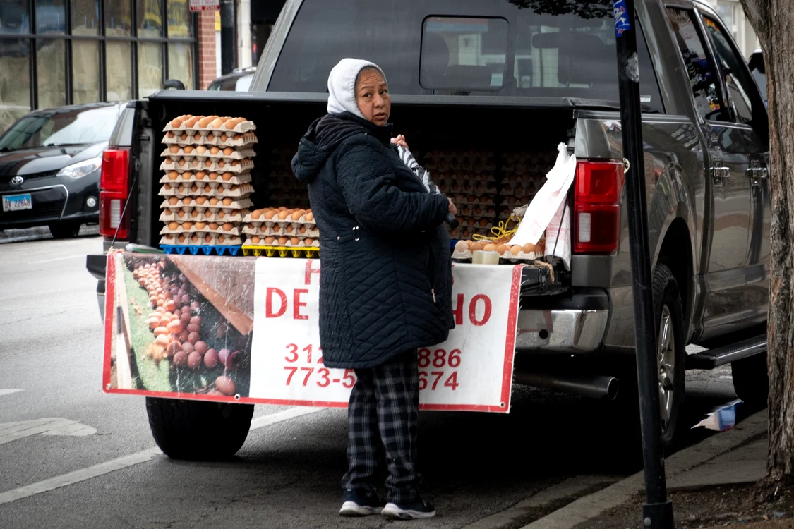 O vânzătoare ambulantă vinde ouă pe stradă, în Chicago FOTO AFP