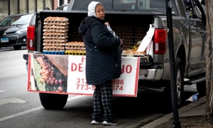 O vânzătoare ambulantă vinde ouă pe stradă, în Chicago FOTO AFP