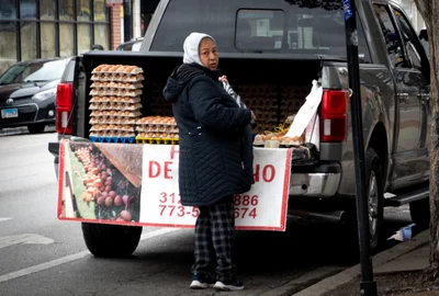 O vânzătoare ambulantă vinde ouă pe stradă, în Chicago FOTO AFP