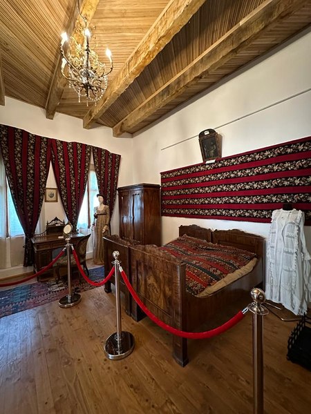 Prima noapte a Regelui Carol I în țară. La 1 mai 1866, viitorul suveran a pășit pe acest pământ și a fost adăpostit într-un conac din Argeș
