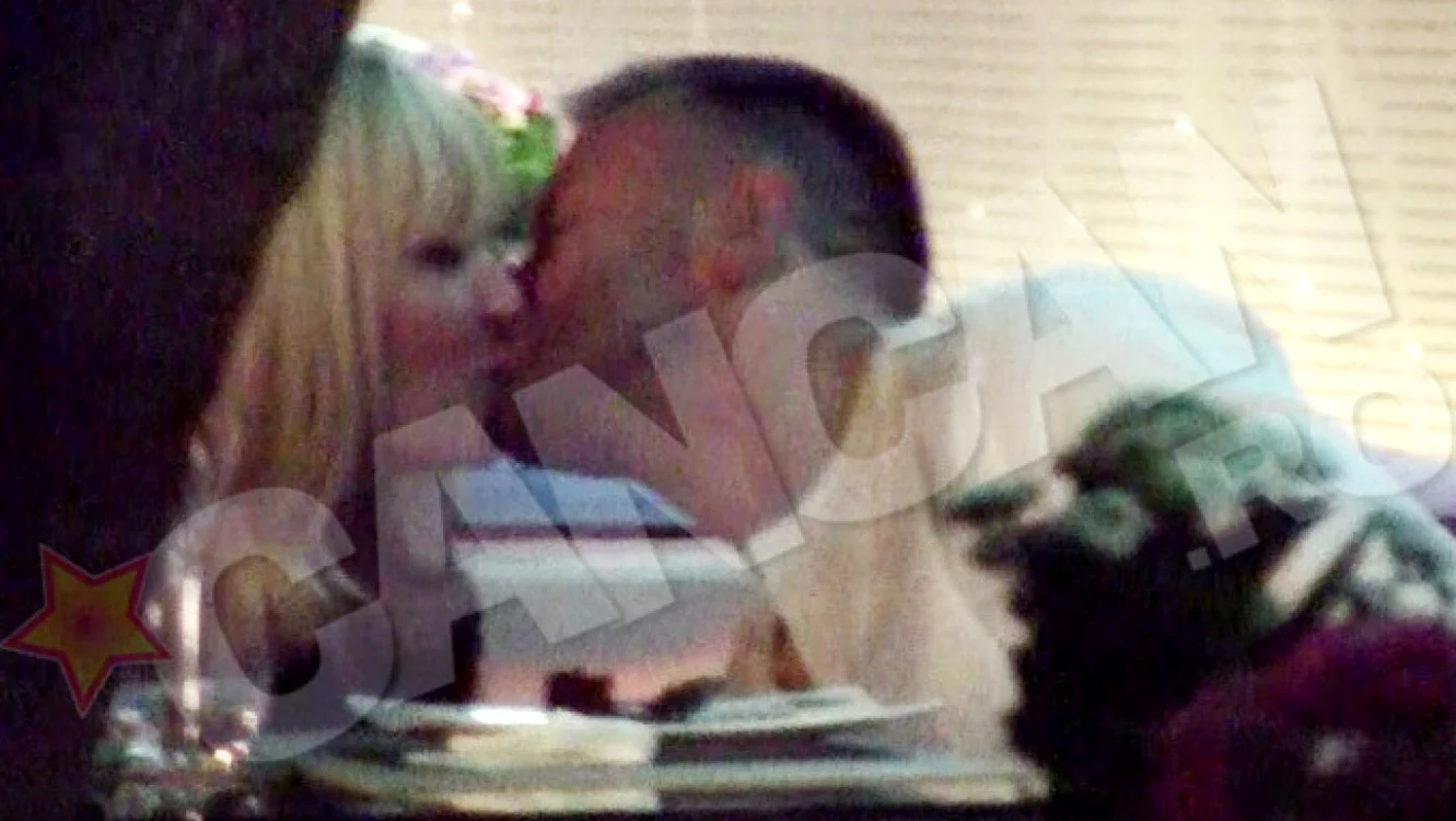 Elena Udrea se sărută cu un tânăr la un restaurant din Herăstrău FOTO cancan.ro