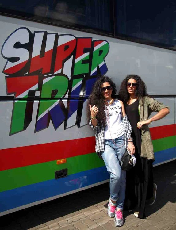 Doiniţa Oancea şi Majda Yolo călătoresc prin toată România cu autocarul "Super Trip"