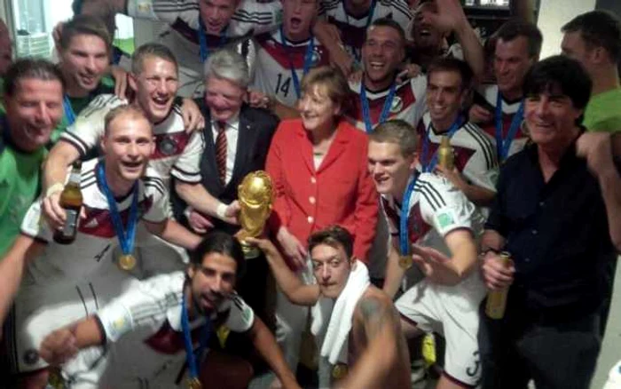 Angela Merkel şi jucătorii Germaniei FOTO DFB Team Facebook