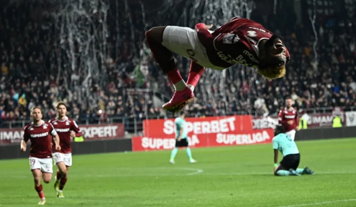 Aaron Boupendza, celebrând golul înscris pentru Rapid (FOTO: Sportpictures)
