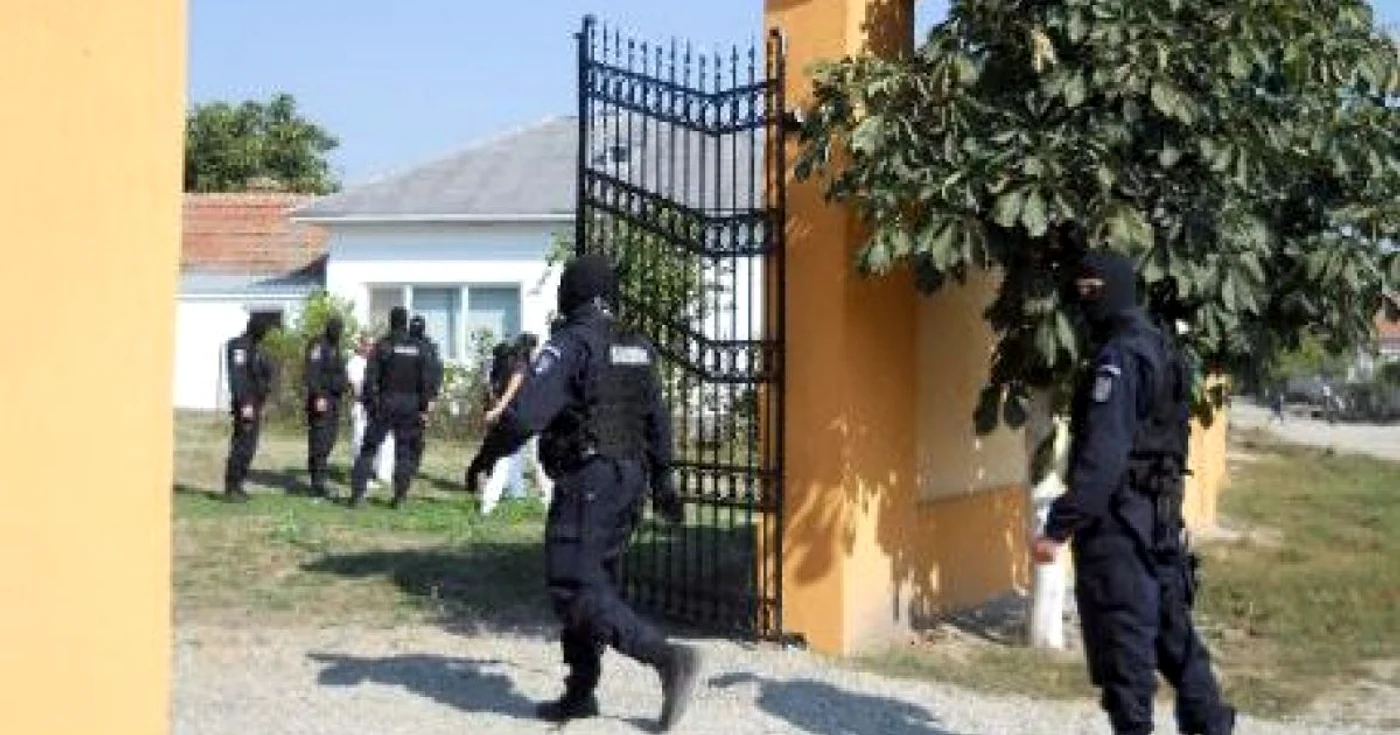 Poliţiştii şi mascaţii au percheziţionat locuinţa lui Mafiotu'