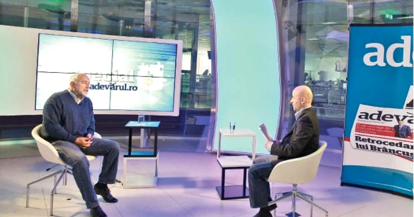 Senatorul Varujan Vosganian şi jurnalistul Sabin Orcan, în studioul „Adevărul TV“