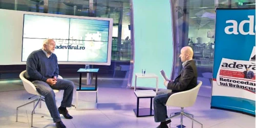 Senatorul Varujan Vosganian şi jurnalistul Sabin Orcan, în studioul „Adevărul TV“