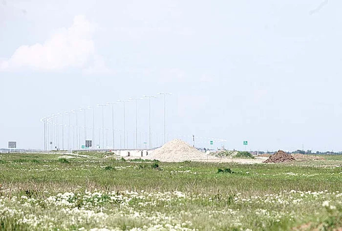 Autostrada se termină  în câmp, la 400 m  distanţă de şosea  
