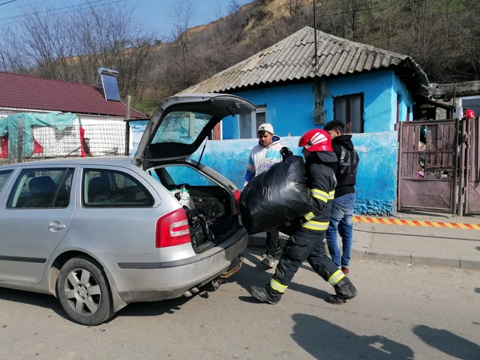 Pompierii i-au ajutat pe oameni ssă-și recupereze din bunuri și să se mute FOTO: Alina Mitran