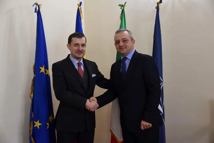 George Gabriel Bologan, ambasadorul României la Roma şi Claudius Dorel Cobzaru (dreapta)