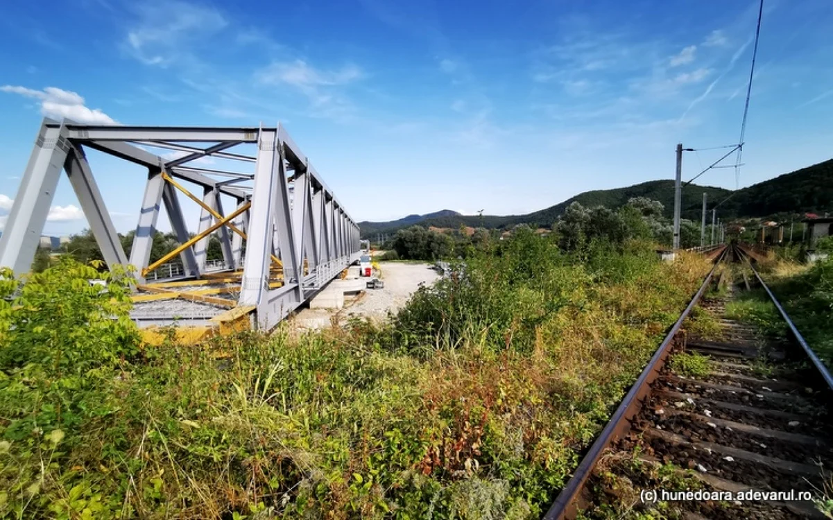 Podul nou şi podul vechi peste Mureş. FOTO: Daniel Guţă. ADEVĂRUL.
