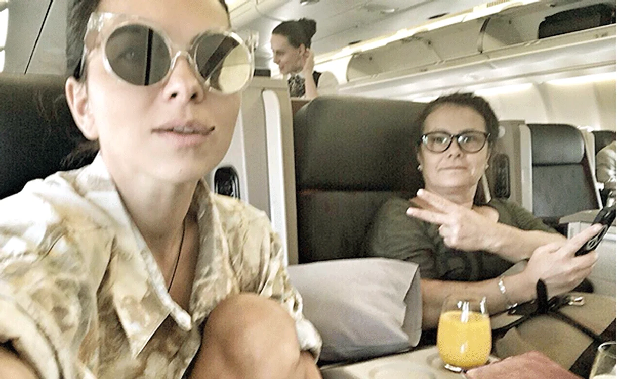 
    În avion, se distrează tot împreună  