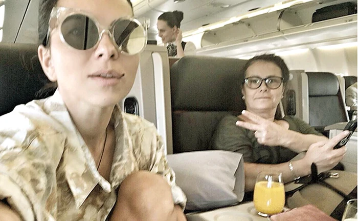 În avion, se distrează tot împreună