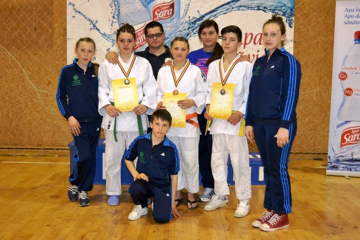 Judoka de la CS Bronx şi antrenorii Daniel Zodian şi Manuela Bârzu