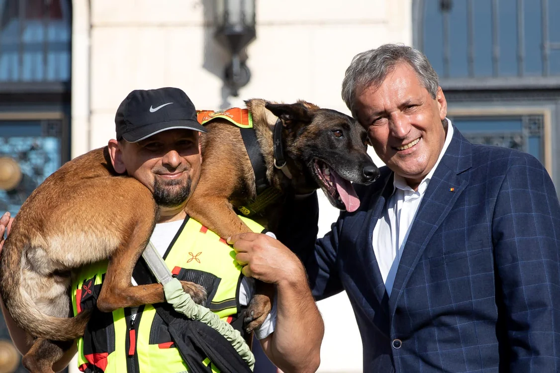 
    Ministrul de Interne, Marcel Vela, este un iubitor de animale  