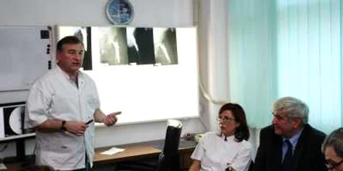 Medicii prezintă radiografiile pacientului şi explică cum a decurs intervenţia