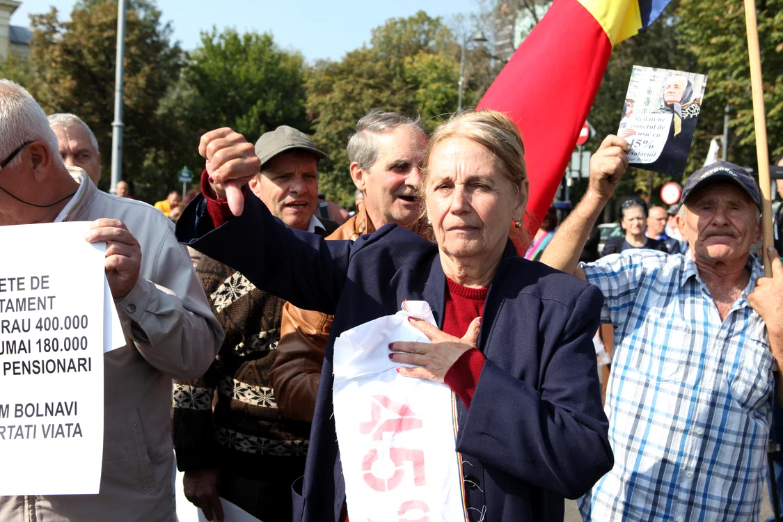 
    În jur de 400 de pensionari au protestat astăzi, în Piața Victoriei. Ei cer ”jos Guvernul”Fotografii:Florin Șuler  