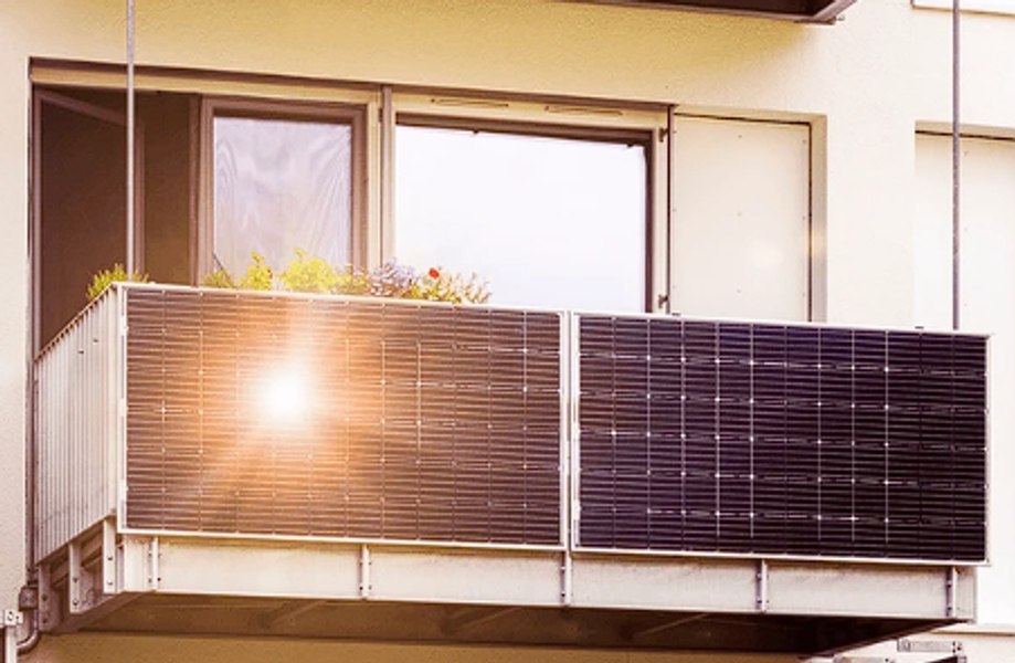 Panouri solare care se montează pe balcon. Cât costă acest sistem