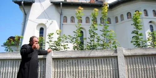 Preotul Popescu Constantin povesteşte despre viaţa lui Moş Nicolae. Foto: Arhivă. 