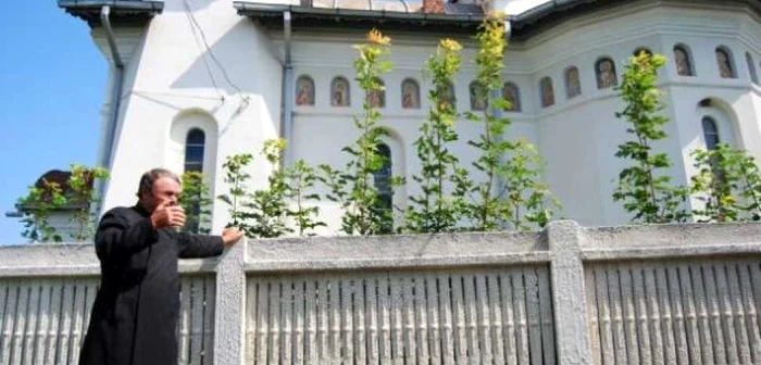 Preotul Popescu Constantin povesteşte despre viaţa lui Moş Nicolae. Foto: Arhivă. 