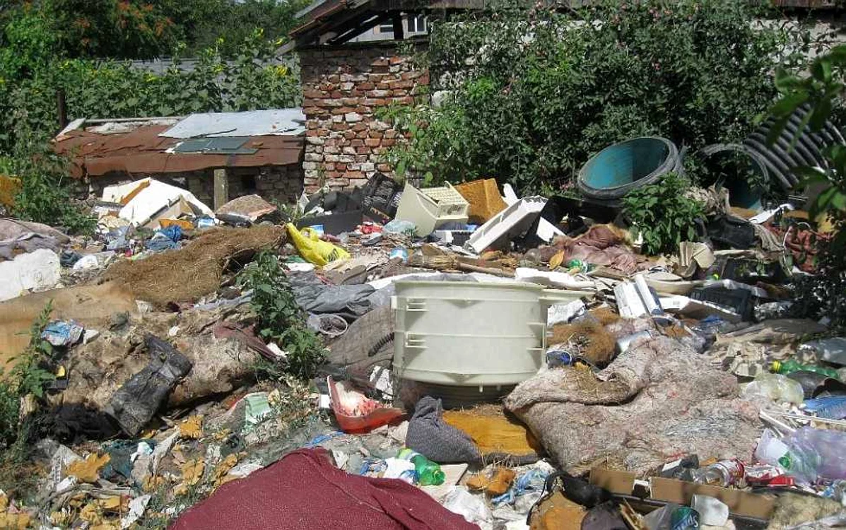 Deşeuri în imobile părăsite. Foto: Poliţia Locală