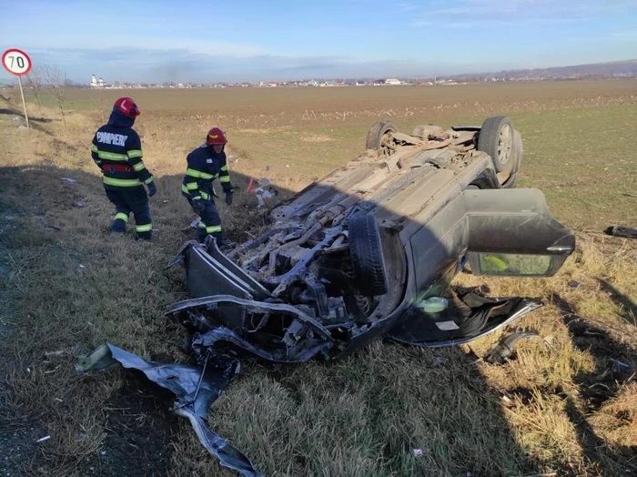 Nicio persoană din autoturismul răsturnat nu a fost rănită FOTO ISU Neamț