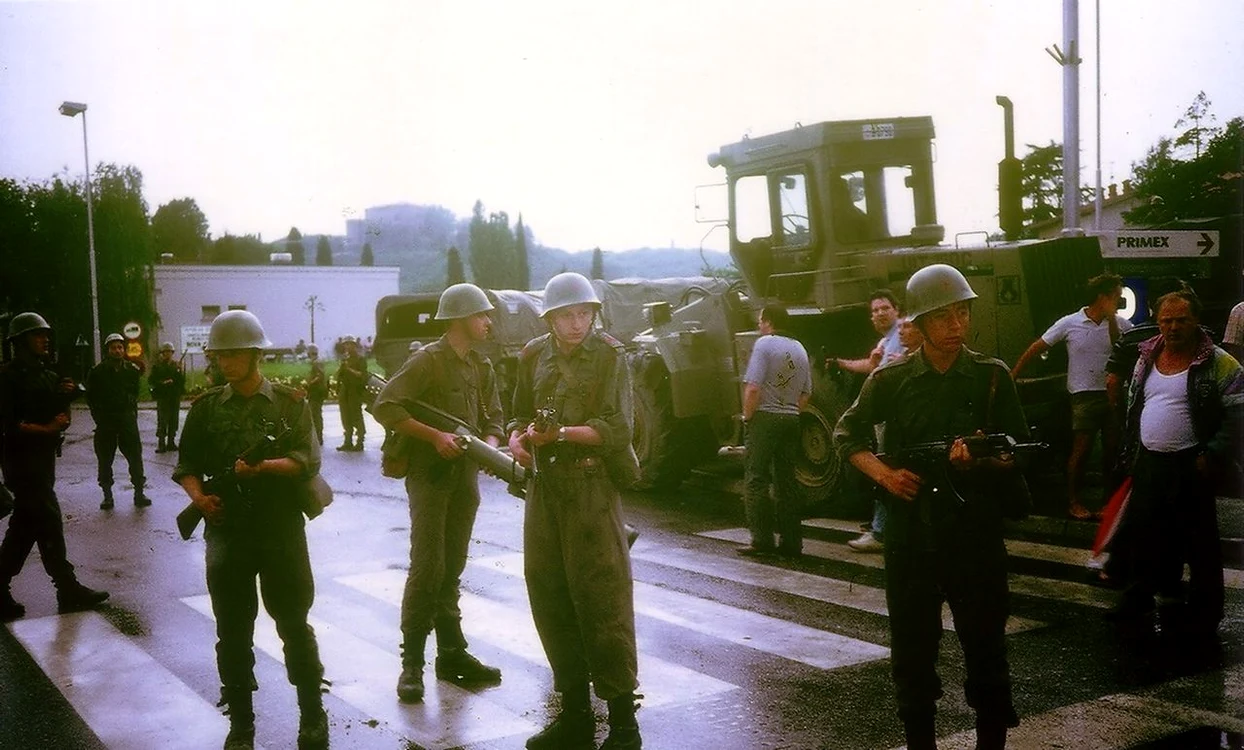 Soldați iugoslavi și civili, în 1991 (© BiHVolim / Wikimedia Commons)