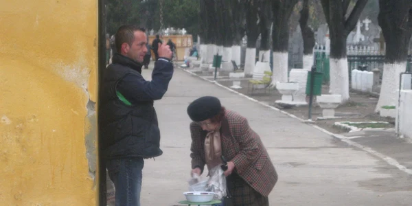 La cimitirul Sfânta Maria, lumea a venit încă de la prima oră cu pomană