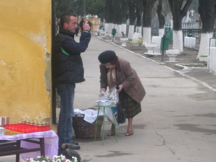 La cimitirul Sfânta Maria, lumea a venit încă de la prima oră cu pomană