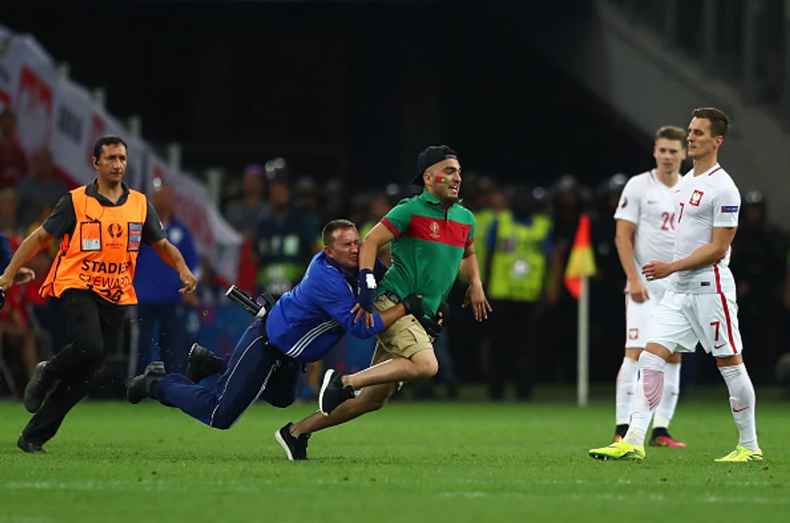 
    Un suporter a intrat pe teren pentru a-l atinge pe RonaldoFoto: Getty  