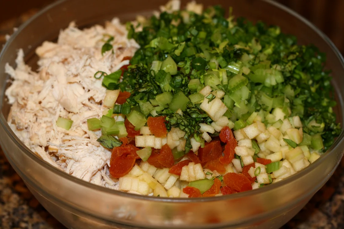 salata de pui cu busuioc si caise jpeg