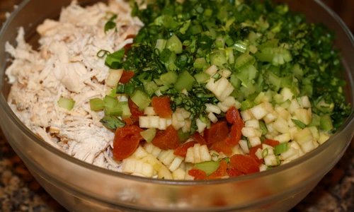 salata de pui cu busuioc si caise jpeg