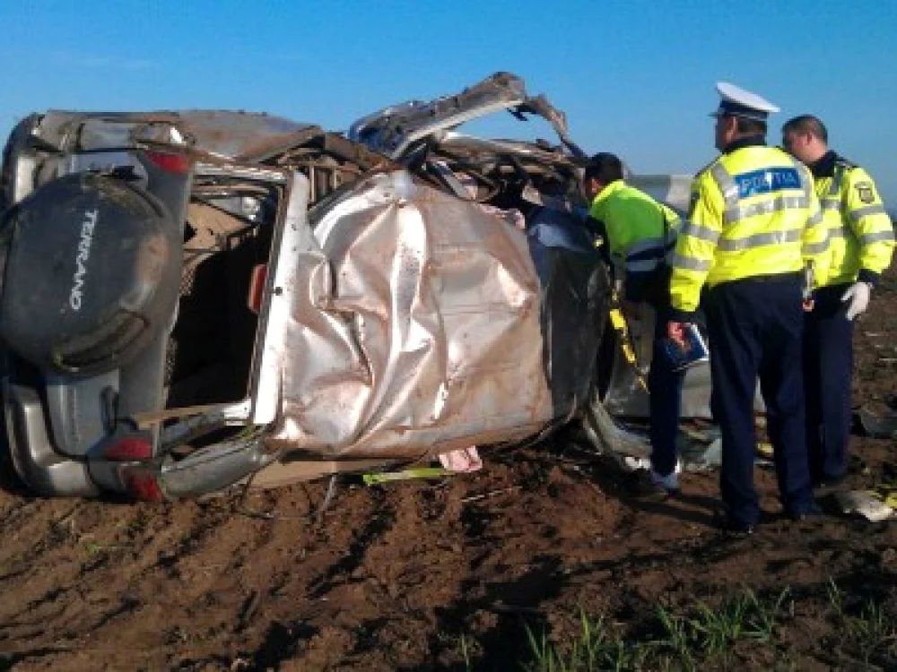 Maşina în care se aflau cele două victime s-a răsturnat de mai multe ori  FOTO newspascani