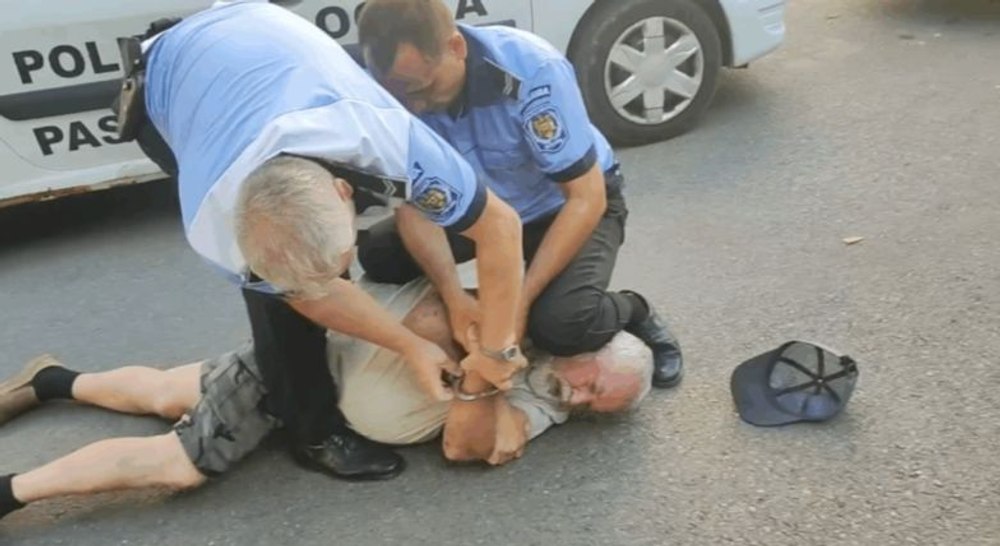 Scene șocante: un bătrân cardiac de 70 de ani, pus la pământ cu genunchiul pe cap și încătușat de polițiștii locali. Bărbatul a ajuns la spital